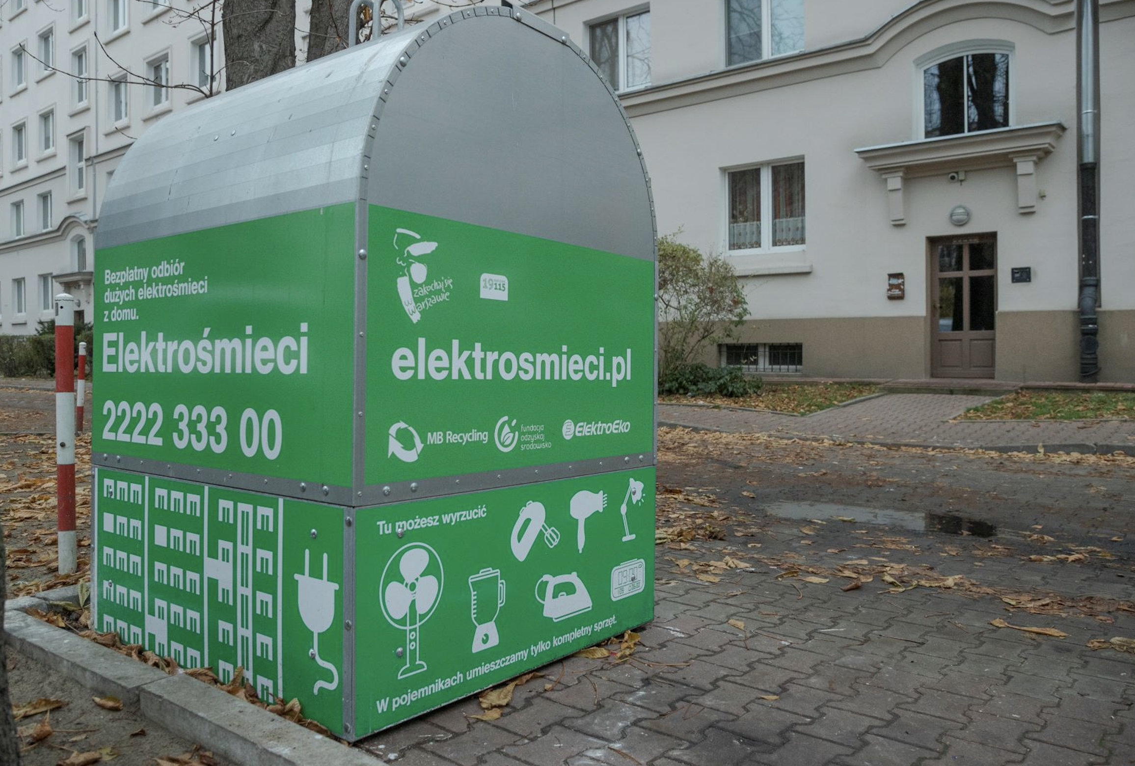 Kontenery na elektrośmieci mają zapobiegać wyrzucaniu elektrośmieci do zwykłych kontenerów lub zostawianiu ich w pobliżu śmietników (Fot. UM Warszawa)