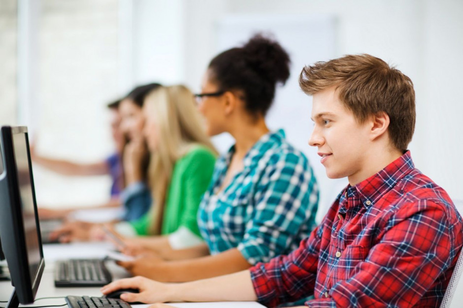 Projekt rozporządzenia dot. wyposażenia szkół w sprzęt komputerowy (fot. shutterstock) Jaki sprzęt komputerowy powinna posiadać szkoła? Ministerstwo określiło wymagania