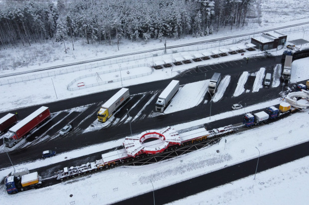 Konwoj, który transportuje elementy maszyny TBM. Fot. GDDKiA