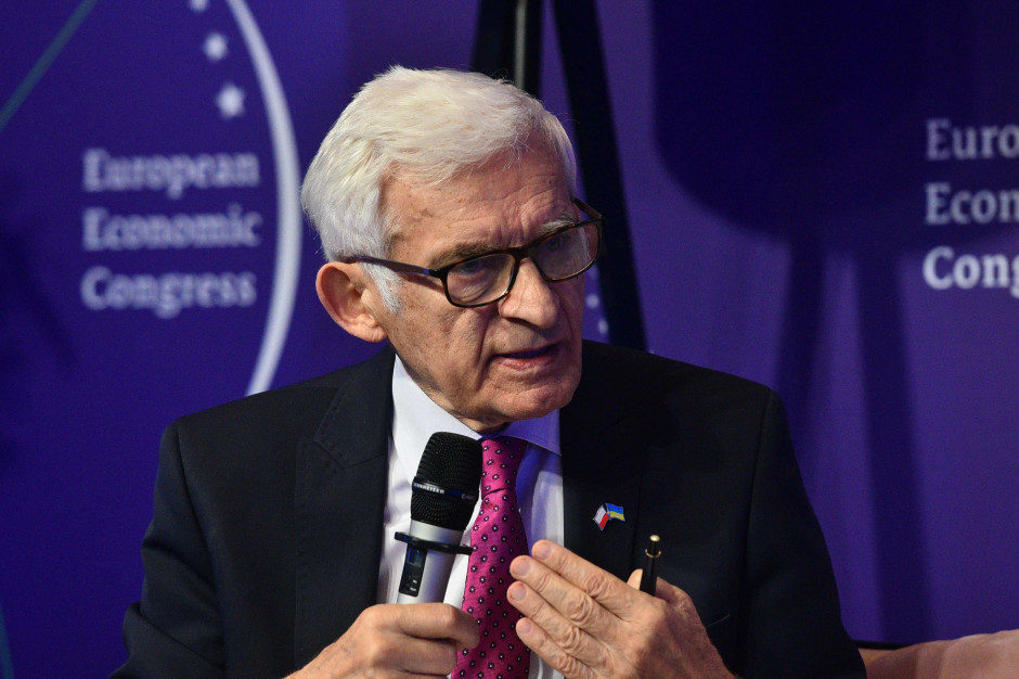 Obecna władza centralna poprzez swoje działania skazuje kraj na spowolnienie - powiedział Jerzy Buzek (fot. PTWP)