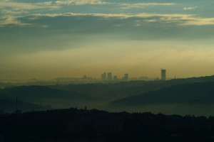 Powietrze w Polsce należy do najbardziej zanieczyszczonych w Europie (fot. freepik.com/freestockcenter)