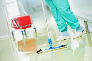 Sanitariuszkom szpitalnym i salowym zmieniono stanowiska na stanowisko sprzątaczek (Fot. shutterstock)