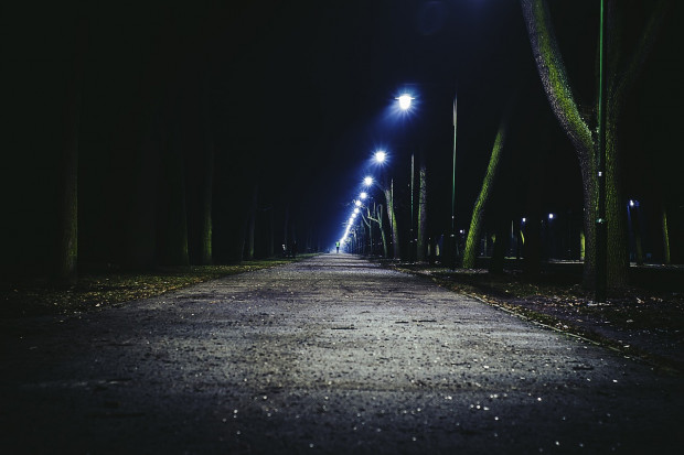 Samorządy najczęściej decydują się na oszczędzanie energii poprzez wyłączanie oświetlenia ulicznego (fot. Pixabay)