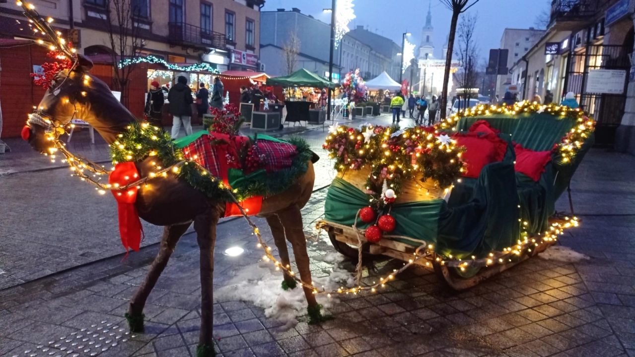 Na radomszczańskim jarmarku bożonarodzeniowym atrakcje dla siebie znajdą i młodsi, i starsi. (fot. UM Radomsko)