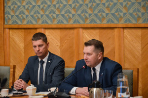 Ministrowie Przemysław Czarnek i Dariusz Piontkowski nie chcieli rozmawiać o wynagrodzeniach (fot. MEiN).