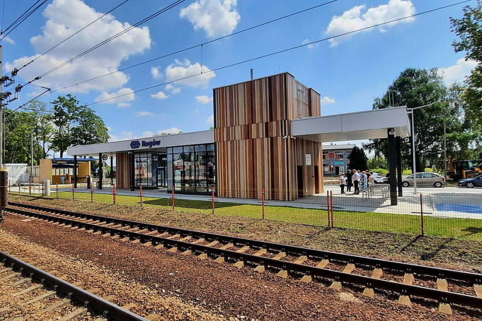 Stacja kolejowa w Rogowie, w województwie łódzkim. Fot. wikipedia/Gov.pl/CC BY 3.0 pl