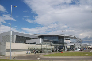 Widok na terminal lotniska Poznań-Ławica. Fot. wikipedia/CC BY-SA 4.0/Junx
