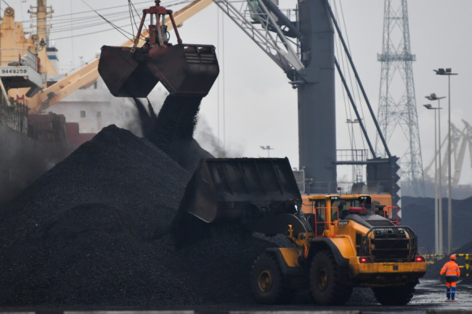 Umowy na dostawę węgla podpisano z ponad dwoma tysiącami gmin. (fot. PAP/Adam Warżawa)
