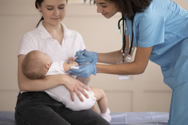 Kwalifikację do szczepienia dzieci może przeprowadzić jedynie lekarz (fot. freepik)