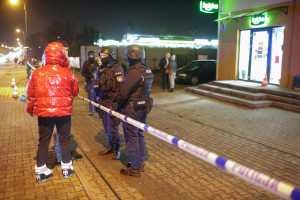 Policja prowadzi czynności w sklepie, gdzie nożownik zabił kobietę (fot. PAP/Albert Zawada)