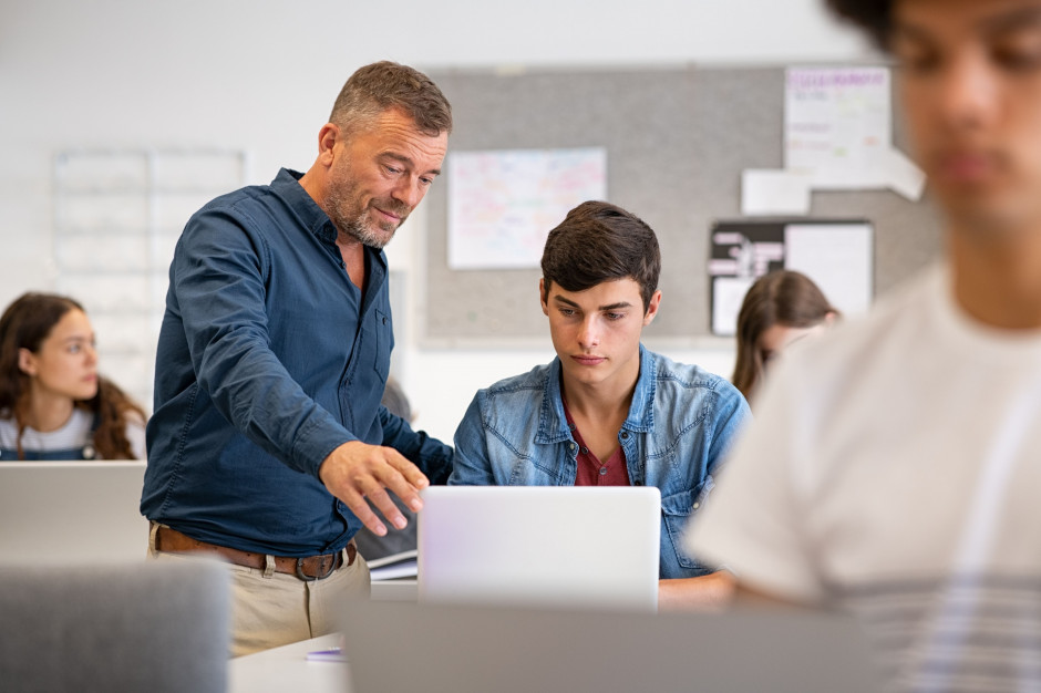 Sprawa punktów do oceny pracy dotyczy całego środowiska – zarówno nauczycieli, jak i dyrektorów (fot. shutterstock) Chcą mieć pewność, że znikną punkty z oceny pracy nauczyciela. "To może zamknąć drogę do awansu"