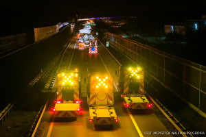 W dogodnych miejscach kolumna transportowa będzie się zatrzymywała, by rozładować spiętrzenie pojazdów (fot. Krzysztof Nalewajko/GDDKiA)