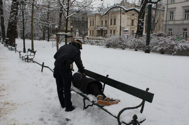 Okres jesienno-zimowy jest wyjątkowo trudny dla bezdomnych (fot. strazmiejska.krakow.pl)