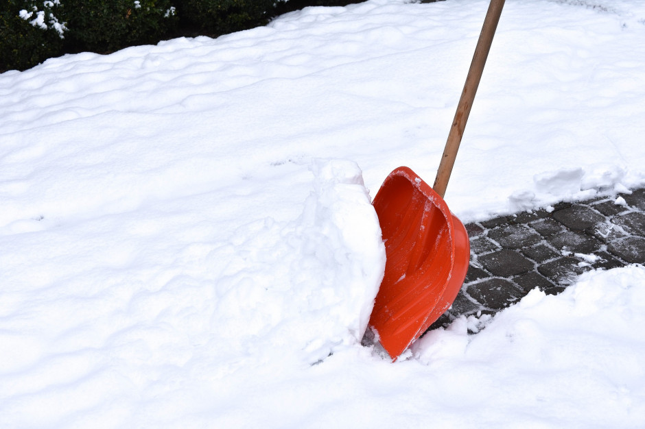 Obowiązkiem właścicieli nieruchomości jest uprzątnięcie błota, śniegu, lodu i innych zanieczyszczeń z chodników wzdłuż nieruchomości (fot. pixabay)