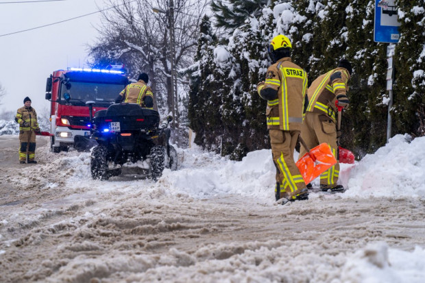 Służby miejskie w Rzeszowie nie radzą sobie ze śniegiem. Miasto poprosiło o pomoc strażaków z OSP (fot. UM Rzeszów)