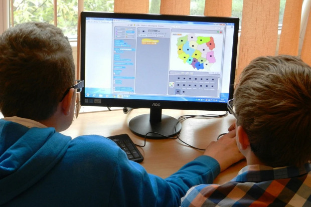 Pierwsze dostawy sprzętu komputerowego mają się pojawić w szkołach we wrześniu 2023 r. (fot. Pixabay)