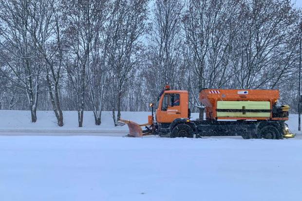Na ulicach Lublina pracuje około 100 pojazdów do udrożniania dróg. Sytuacji nie poprawia padający śnieg (fot. UM Lublin)
