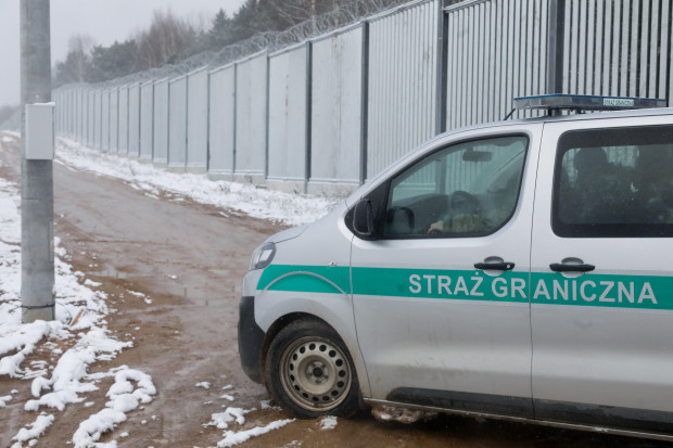 Straż graniczna przy zaporze na granicy polsko-białoruskiej w okolicach miejscowości Nomiki (fot. PAP/Artur Reszko)