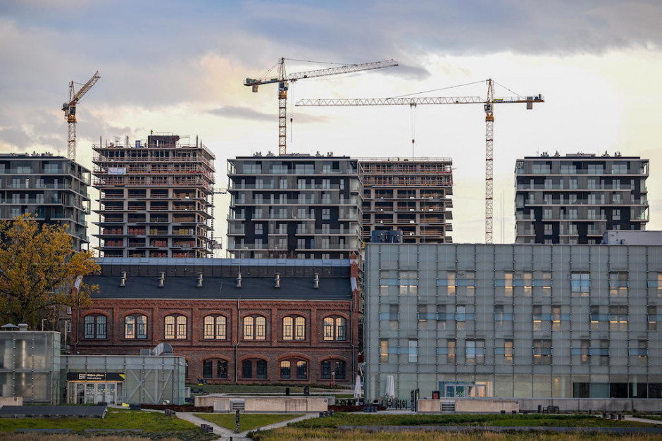Nowelizacja prawa budowlanego ma uprościć procesy inwestycyjne (Fot. PAP/Darek Delmanowicz)
