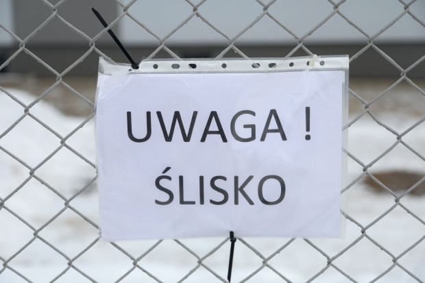 Z powodu trudnych warunków komunikacyjnych w Białymstoku prezydent miasta zaapelował do dyrektorów szkół odwołanie zajęć w szkołach (fot. PAP/Artur Reszko)