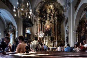 Ilu katolików, a ilu wyznawców innych religii mieszka w Warszawie? Powstał niecodzienny informator