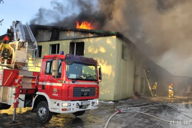 Przed przybyciem strażaków z zakładu ewakuowało się 11 osób (fot. PSP Rzeszów)
