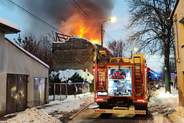Pożar budynku wielorodzinnego w Będzinie (fot. PAP/KP PSP Będzin)