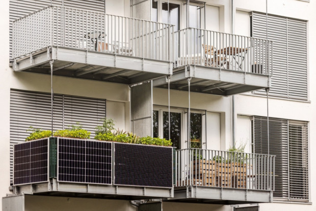 Panele słoneczne na balkon. dzięki takim panelom rodzina może zmniejszyć rachunek za energię nawet o 25 proc. (fot. Shutterstock)