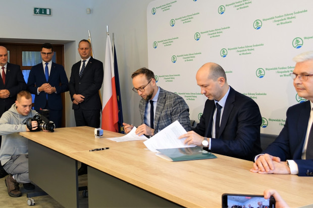 Podpisanie umowy otwiera drogę mieszkańców do finansów na z funduszu (fot.swidnica.pl)