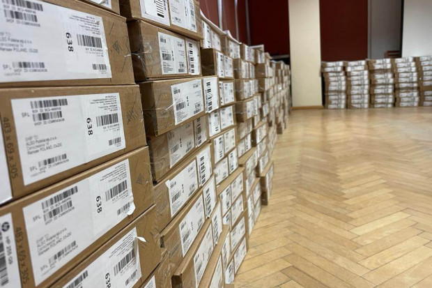 Do końca roku pracownicy UM w Kętrzynie wydadzą ponad 400 laptopów ( fot. UM Kętrzyn)