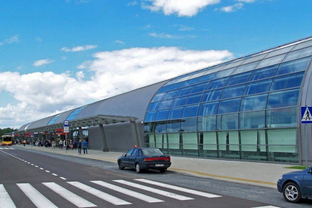 Lotnisko w Modlinie obsłużyło 2 mln 906 tys. 138 pasażerów i 21 tys. 37 startów i lądowań (fot. wikipedia.org/Fotopolska.eu/Rado-NDM)