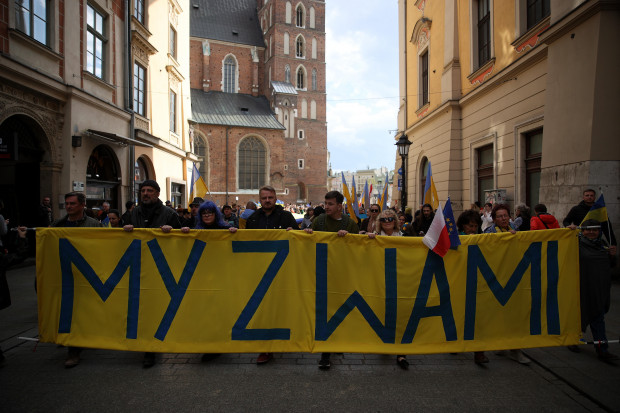 Na zdjęciu kwietniowy Marsz solidarności z Ukrainą na Rynku Głównym w Krakowie (fot. PAP/Łukasz Gągulski)