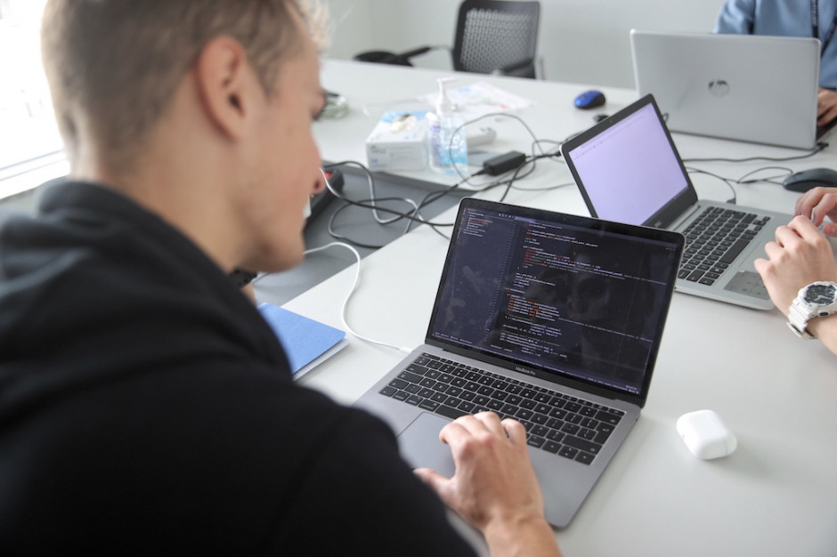 Dostęp do szerokopasmowego internetu w gminach i powiatach jest wspierany z Funduszu Szerokopasmowego (Fot. PAP/Łukasz Gągulski) Dostęp do szerokopasmowego internetu w gminach i powiatach jest wspierany z Funduszu Szerokopasmowego (Fot. PAP/Łukasz Gągulski)