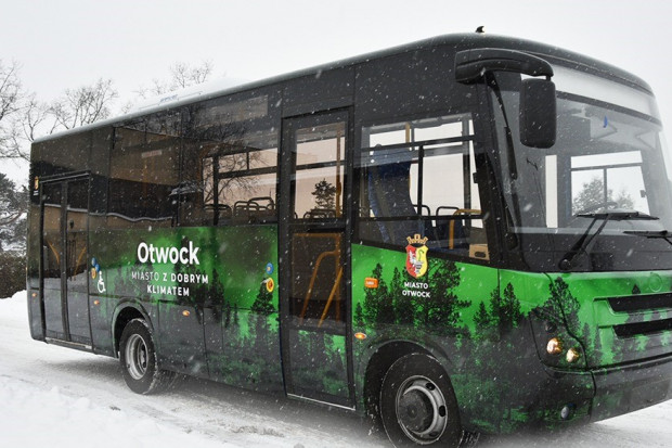 Aby uruchomić dwie bezpłatne linie autobusowe, Otwock kupił trzy nowe, charakterystycznie pomalowane autobusy (fot. UM Otwock)