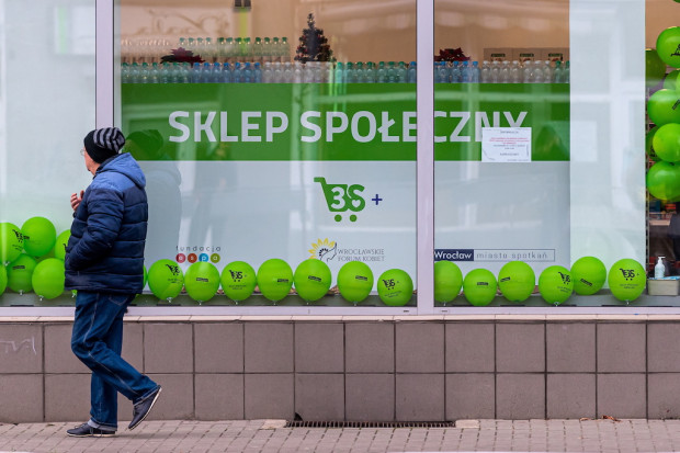  W sklepach społecznych potrzebujący mieszkańcy mogą kupować produkty w obniżonych cenach. (Fot. PAP/Maciej Kulczyński)