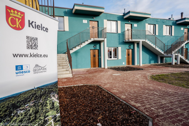 Lokatorzy odebrali klucze do 15 nowych mieszkań komunalnych, w tym dwóch jednopokojowych, dziesięciu dwupokojowych i trzech trzypokojowych (fot. kielce.eu)