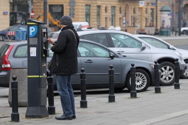 Opłata za pierwszą godzinę parkowania wynosi 4,50 zł (fot. PAP/Paweł Supernak).