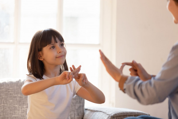 Same osoby głuche popierją wprowadzenie wymogu znajomości polskiego języka migowego przez nauczycieli pracujących w szkołach dla osób głuchych (fot. shutterstock)