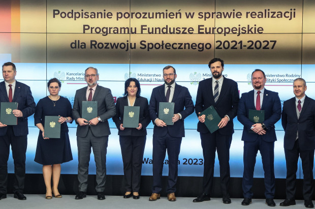 W poniedziałek dziewięć instytucji podpisało z MFiPR porozumienia na realizację Funduszy Europejskich dla Rozwoju Społecznego (fot.  PAP/Rafał Guz)