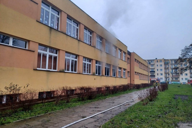 Straż zapewnia, że sytuacja pożarowa w łęczyckiej szkole jest już opanowana (fot. KP PSP w Łęczycy)