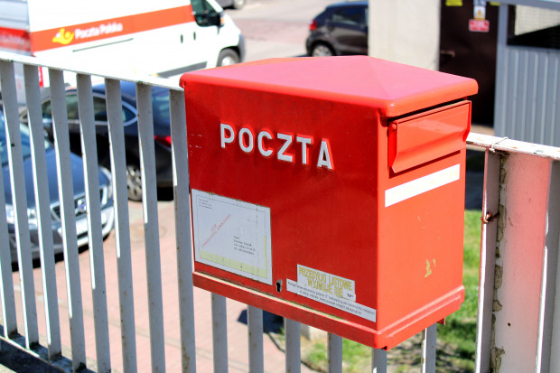 Pocztę z goleszowskiego urzędu gminy dostarczają urzędnicy (fot. shutterstock)