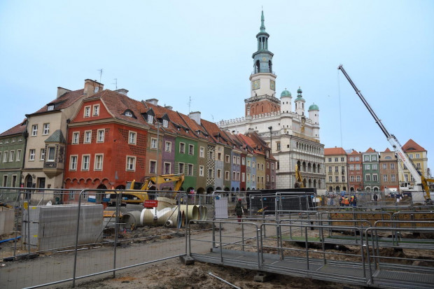 Remontowana płyta Starego Rynku w Poznaniu  (Fot. PAP/Jakub Kaczmarczyk)