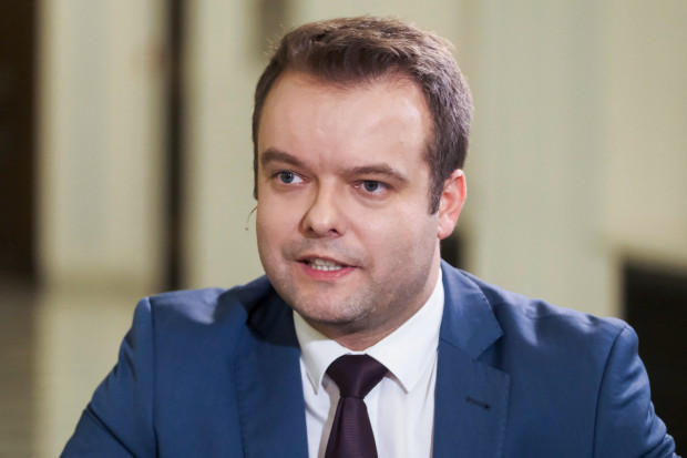 Jestem zdziwiony głosowaniem nad wnioskiem o odrzuceniem projektu noweli Kodeksu wyborczego - powiedział Rafał Bochenek (Fot. PAP/Mateusz Marek)