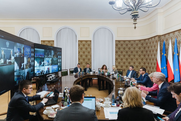 Głównym tematem obrad jest dystrybucja węgla, usprawnienie logistyki dostaw dla JST oraz bieżąca sytuacja w sektorze energetycznym. Fot. twitter/ Kancelaria Premiera
