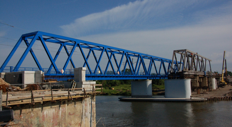 Wydali 1,7 mld zł, żeby pociągi jeździły szybciej. Nadal jeżdżą wolno