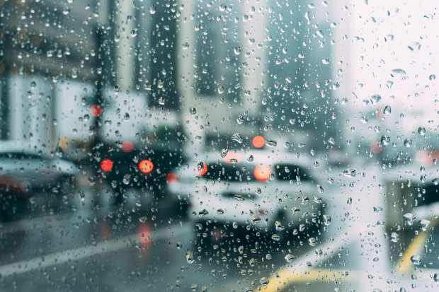 Deszcz oraz mgła utrudniają jazdę (fot. pixabay)
