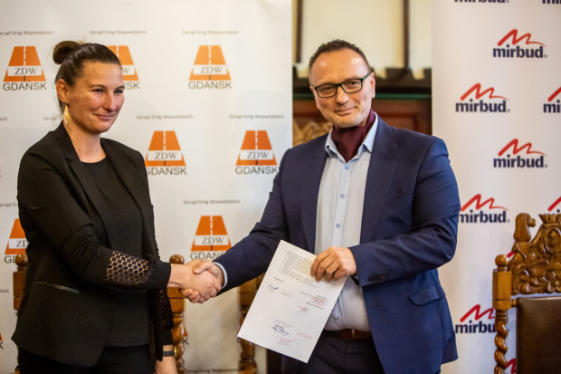 Umowę podpisali z-ca dyrektora ds. Inwestycji w ZDW Anna Mątewska oraz wiceprezes zarządu spółki Kobylarnia Michał Niemyt (fot. UM Chojnice)