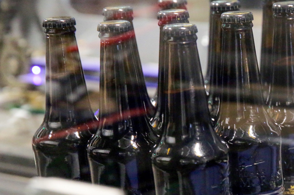Sprzedaż alkoholu wymaga stosownych opłat i zezwoleń (Fot. PAP/Tomasz Waszczuk) Sprzedaż alkoholu wymaga stosownych opłat i zezwoleń (Fot. PAP/Tomasz Waszczuk)