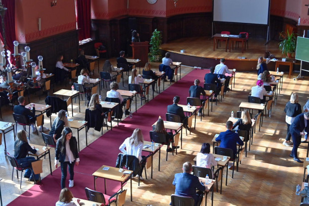 Nauczyciele otrzymają wyższe wynagrodzenia za udział w egzaminach maturalnych (Fot. PAP/Marcin Bielecki)
