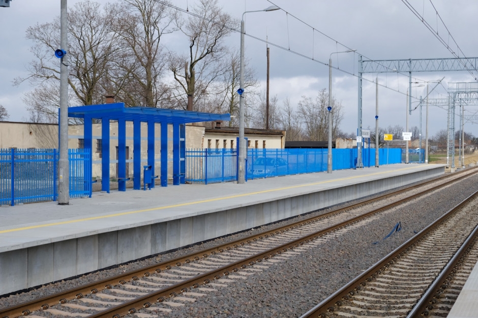 Jak informuje PKP PLK, modernizacja trasy Wrocław-Poznań obejmowała m.in. budowę nowych, wygodniejszych dla pasażerów peronów (takich, jak ten na zdjęciu - w Starym Bojanowie). Fot. PKP PLK